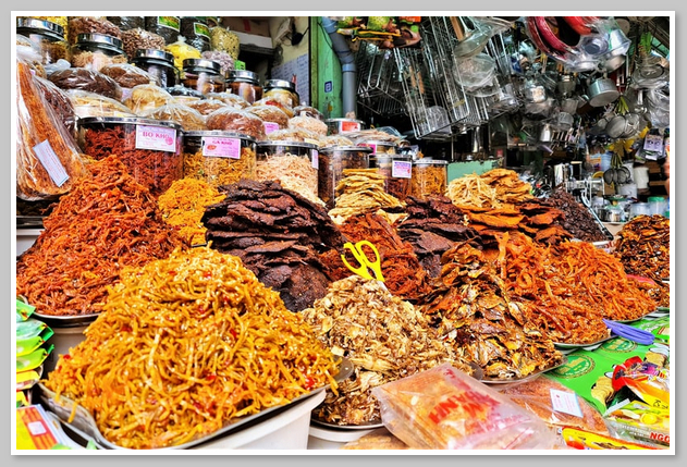 Quầy bán đặc sản Đà Nẵng ở chợ Cồn giúp du khách thỏa sức lựa chọn 