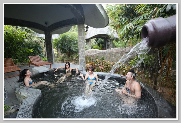 Khu vực tắm suối nước nóng ở Núi Thần Tài Đà Nẵng