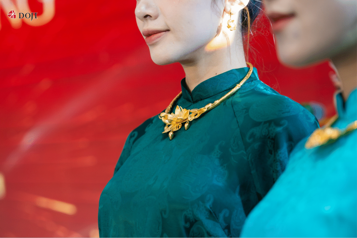 Trang sức cần phù hợp với màu áo dài hoặc trang phục chính để tạo nên tổng thể hài hòa